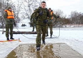 Juozo Vitkaus inžinerijos bataliono šauktiniai treniruosis lediniame vandenyje (kvietimas... - 2