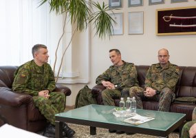 Sausumos pajėgų vadas asmeniškai padėkojo tarnybą Lietuvoje baigiančiam NATO kovinės grupės vadui - 1