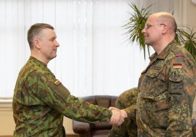 Sausumos pajėgų vadas asmeniškai padėkojo tarnybą Lietuvoje baigiančiam NATO kovinės grupės vadui - 2
