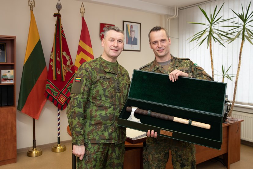 Commander of the Lithuanian Armed Forces thanked the outgoing Commander NATO eFP BG in person