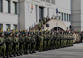 Kauno įgulos daliniai Valstybės atkūrimo dieną paminėjo rikiuote ir rekonstruotu sargybos... - 2