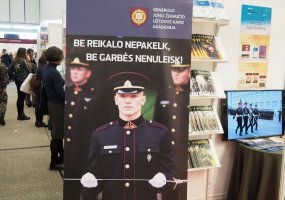 Vilniaus knygų mugės lankytojai susipažįsta su naujausiais Lietuvos karo akademijos leidiniais - 1