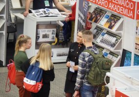 Vilniaus knygų mugės lankytojai susipažįsta su naujausiais Lietuvos karo akademijos leidiniais - 4