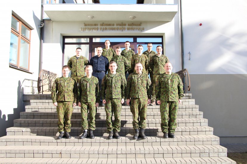 Karinės kovinės savigynos instruktoriaus kursą baigė ir Lietuvos policijos atstovas
