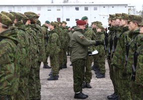 Jonušo Radvilos mokomajame pulke prisiekė 69-oji Bazinio kario savanorio įgūdžių kurso karių laida - 1