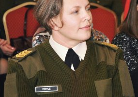 Nusimetę uniformas: iš sostinės į išskirtinį vienkiemį persikėlusi gyventi karė užsiiminėja Rytų... - 2