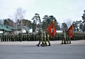 Lietuvos Respublikai  Mokomajame pulke prisiekė apie 200 nuolatinės privalomosios pradinės karo... - 1
