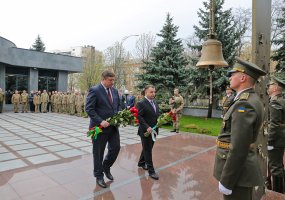 Gynybos štabo viršininkas lankosi Ukrainoje - 1