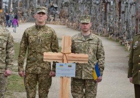 Kartu su Ukrainos kariais Lietuvos kariai Kryžių kalne pastatys jubiliejinį - 20-ąjį kryžių už... - 1