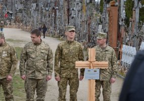 Kartu su Ukrainos kariais Lietuvos kariai Kryžių kalne pastatys jubiliejinį - 20-ąjį kryžių už... - 4