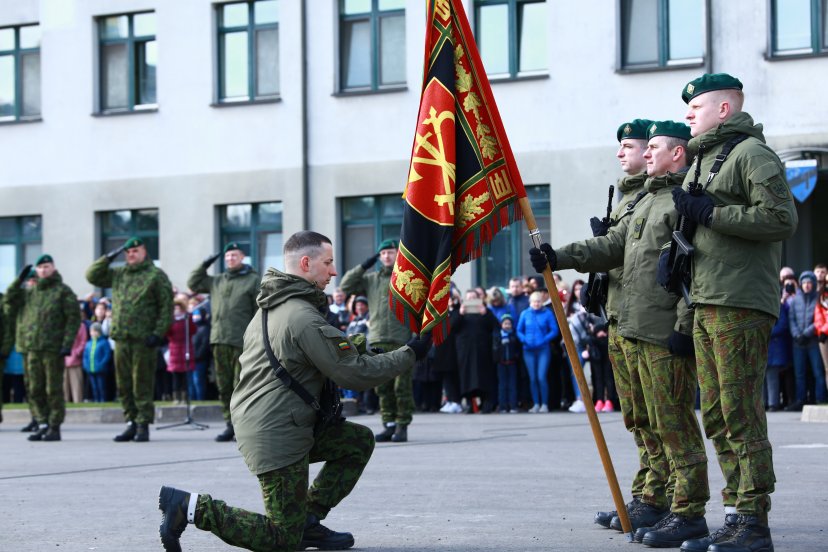 Lietuvos Respublikai  Mokomajame pulke prisiekė apie 200 nuolatinės privalomosios pradinės karo...