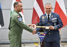Vengrija perėmė vadovavimą NATO Baltijos oro policijos misijai Šiauliuose  - 5