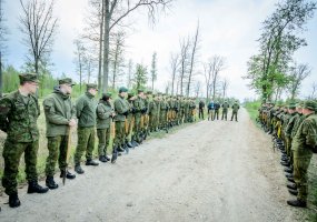 Ąžuolų sodinimo akcija bendram darbui subūrė „Geležinio Vilko“ brigados padalinių karius  - 1