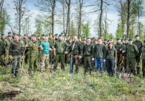 Ąžuolų sodinimo akcija bendram darbui subūrė „Geležinio Vilko“ brigados padalinių karius  - 5