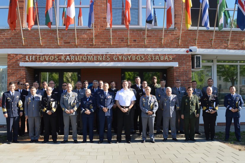 Gynybos štabe lankėsi Portugalijos Karinių universitetinių studijų instituto kursantai