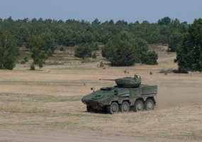 Į Lietuva atgabentos pirmosios pėstininkų kovos mašinos „Vilkas - 3