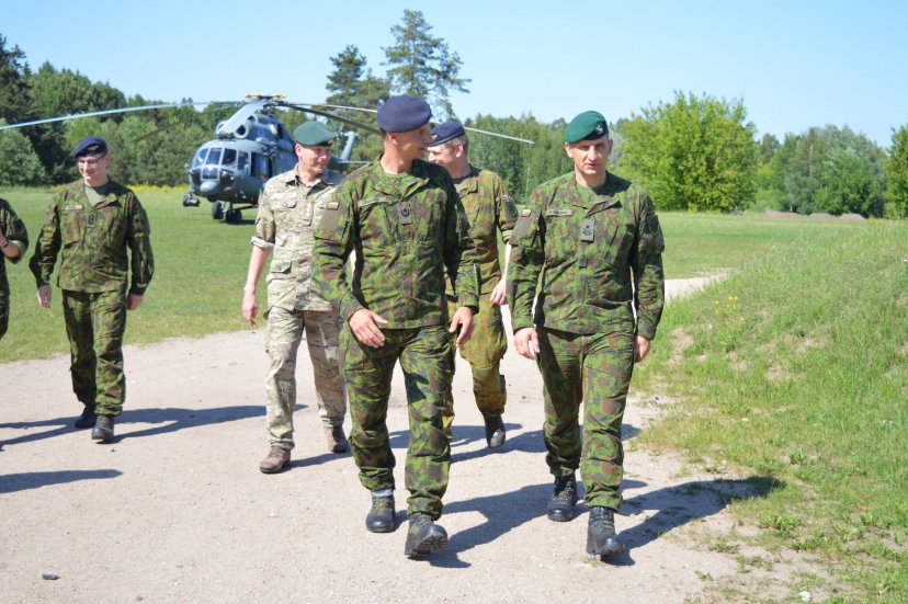 Brg. gen. Raimundas Vaikšnoras lankėsi Karinių oro pajėgų vienetuose 