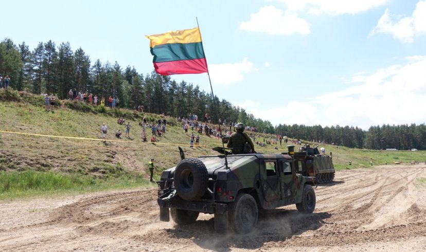 Vertinamąsias pratybas Vytenio bataliono kariai užbaigė šventiniu renginiu Kačerginės 