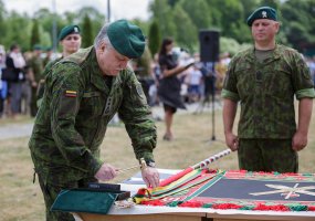 Kariuomenėje įkurtuvės:  brg. gen. M.  Pečiulionio  artilerijos batalionas įsikraustė į naujus... - 2
