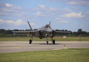 Pirmą kartą Lietuvos istorijoje Šiauliuose nusileido penktos kartos naikintuvai F-35 - 2