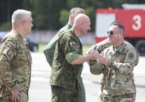 Pirmą kartą Lietuvos istorijoje Šiauliuose nusileido penktos kartos naikintuvai F-35 - 4