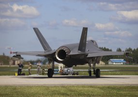 Pirmą kartą Lietuvos istorijoje Šiauliuose nusileido penktos kartos naikintuvai F-35 - 6