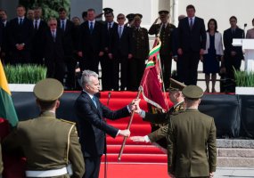 Lietuvos kariuomenės vėliavą perėmė generolas majoras Valdemaras Rupšys - 6