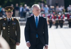 Flag of the Lithuanian Armed Forces passed on to Major General Valdemaras Rupšys - 2