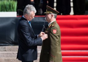 Flag of the Lithuanian Armed Forces passed on to Major General Valdemaras Rupšys - 4