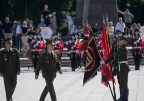 Flag of the Lithuanian Armed Forces passed on to Major General Valdemaras Rupšys - 5