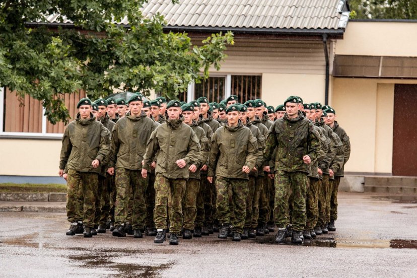 Iškilmingoje rikiuotėje Husarų batalione – šauktinių išleistuvės ir vadų pasikeitimo ceremonija
