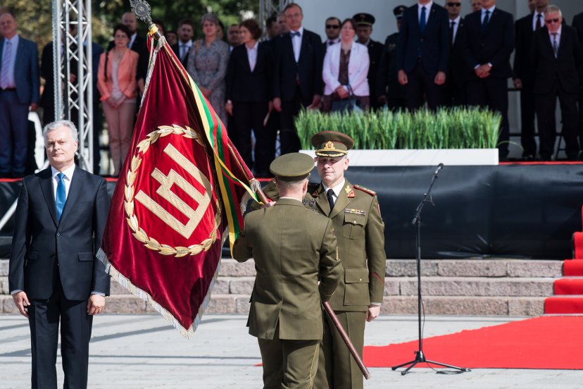 Lietuvos kariuomenės vėliavą perėmė generolas majoras Valdemaras Rupšys