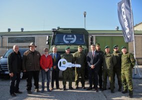 Lietuvos kariuomenei perduota 110 naujų sunkvežimių „Unimog“ - 1