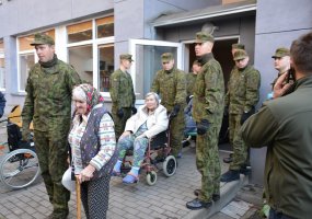 Alytuje aktyvuotos Taikos meto užduočių pajėgos - kariai vykdė gyventojų evakuaciją  - 2