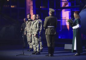 Bronzinė  kario statulėlė už ypatingą drąsą įteikta būsimam karininkui - 5