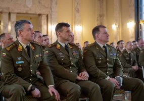 Karo istorikai perduoda žinias Lietuvos karininkams ir puskarininkiams - 1