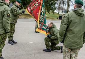 Flag of the Mechanised Infantry Brigade Iron Wolf - in the hands of new commander  - 2