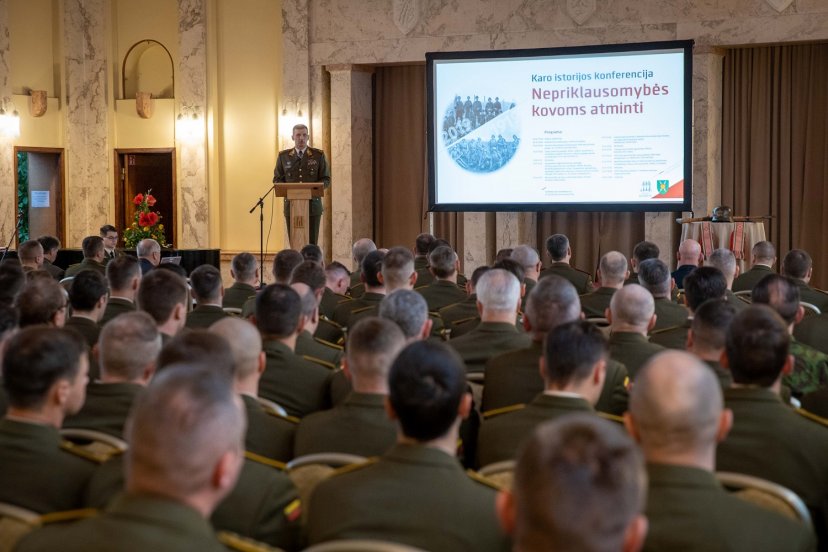 Karo istorikai perduoda žinias Lietuvos karininkams ir puskarininkiams