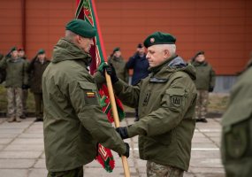 Mokymo ir doktrinų kovinė vėliava perduota pulkininkui Mindaugui Steponavičiui - 1