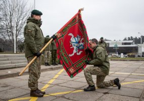 Mokymo ir doktrinų kovinė vėliava perduota pulkininkui Mindaugui Steponavičiui - 2