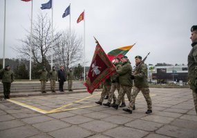 Mokymo ir doktrinų kovinė vėliava perduota pulkininkui Mindaugui Steponavičiui - 3