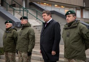 Mokymo ir doktrinų kovinė vėliava perduota pulkininkui Mindaugui Steponavičiui - 4