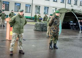 Baigiantis tarnybai Lietuvoje apdovanoti NATO Priešakinių pajėgų kovinės grupės kariai  - 1