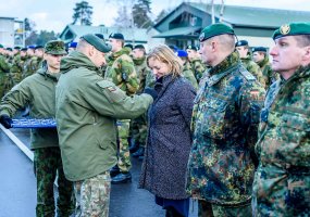 Baigiantis tarnybai Lietuvoje apdovanoti NATO Priešakinių pajėgų kovinės grupės kariai  - 2