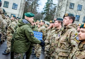 Baigiantis tarnybai Lietuvoje apdovanoti NATO Priešakinių pajėgų kovinės grupės kariai  - 4
