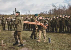 Inžinerijos bataliono NPPKT kariai Kryžių kalne pastatė kryžių  - 3