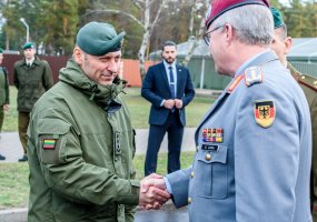 NATO kariai Jonavoje dovanojo kraują ir rinko lėšas labdarai - 1