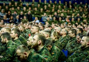 NATO kariai Jonavoje dovanojo kraują ir rinko lėšas labdarai - 5