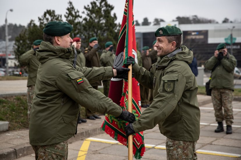 Mokymo ir doktrinų kovinė vėliava perduota pulkininkui Mindaugui Steponavičiui