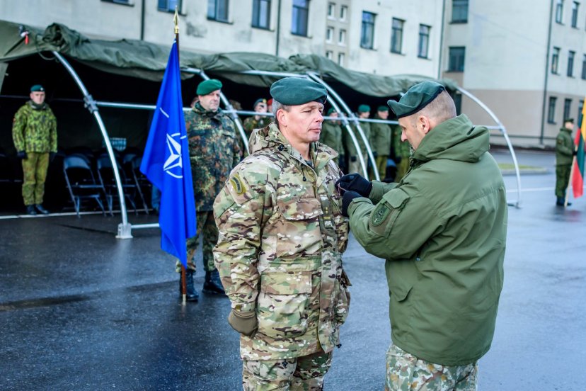 Baigiantis tarnybai Lietuvoje apdovanoti NATO Priešakinių pajėgų kovinės grupės kariai 